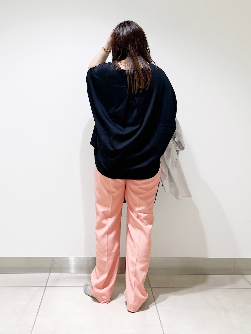 ブラック系のTシャツ/カットソー、ベージュ系のシャツ/ブラウス、ブラック系のバックパック/リュックを着用したレディースの夏コーディネートの7枚目の写真