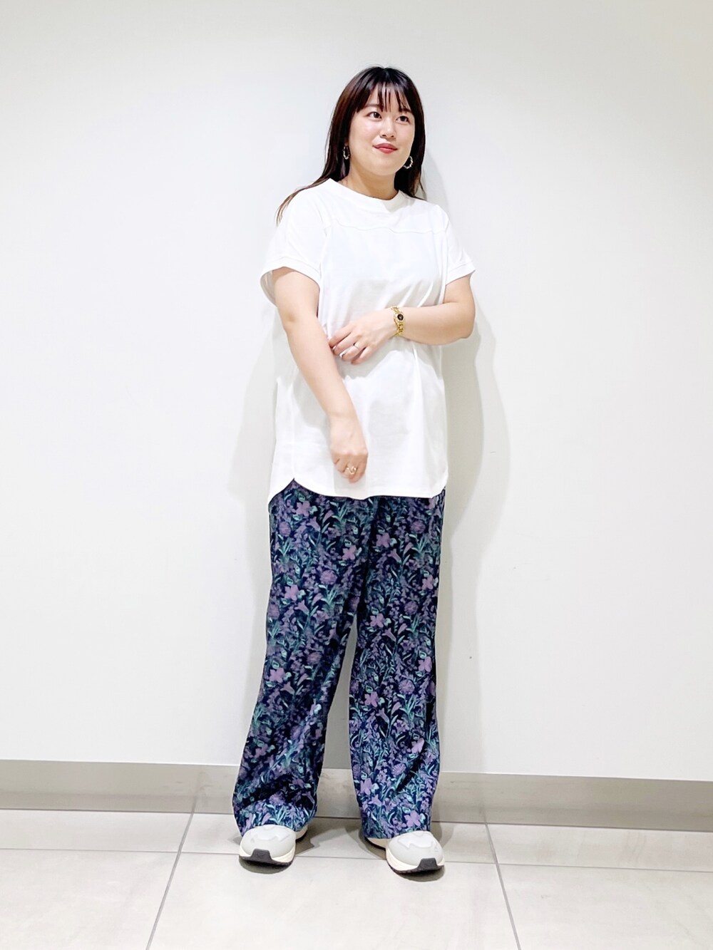 ホワイト系のトップス、ブルー系のその他パンツ、グレー系のスニーカーを着用したレディースの夏コーディネートの2枚目の写真