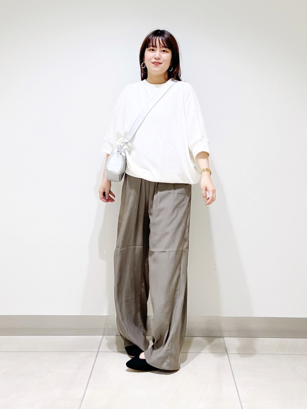 ホワイト系のTシャツ/カットソー、シルバー系のショルダーバッグ、ブラウン系のその他パンツを着用したレディースの夏コーディネートの2枚目の写真