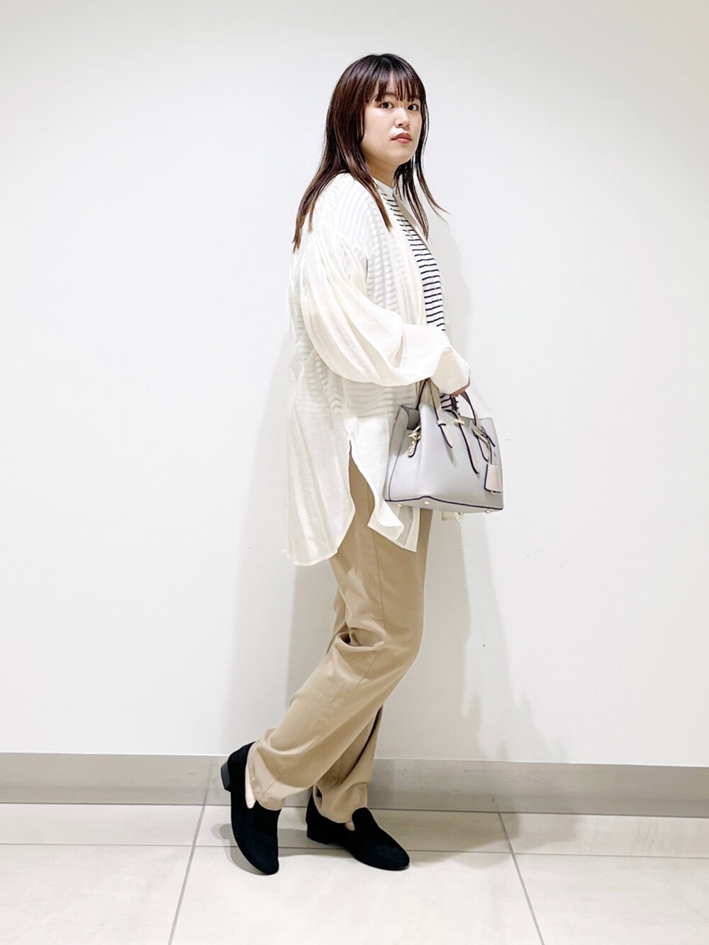 ホワイト系のTシャツ/カットソー、ベージュ系のその他パンツ、グレー系のハンドバッグを着用したレディースの夏コーディネートの9枚目の写真