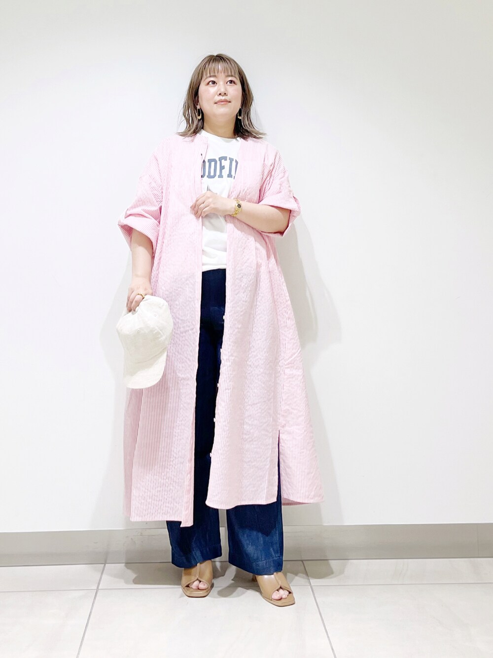 ピンク系のワンピース、ブルー系のTシャツ/カットソー、ベージュ系のサンダルを着用したレディースの夏コーディネートの2枚目の写真