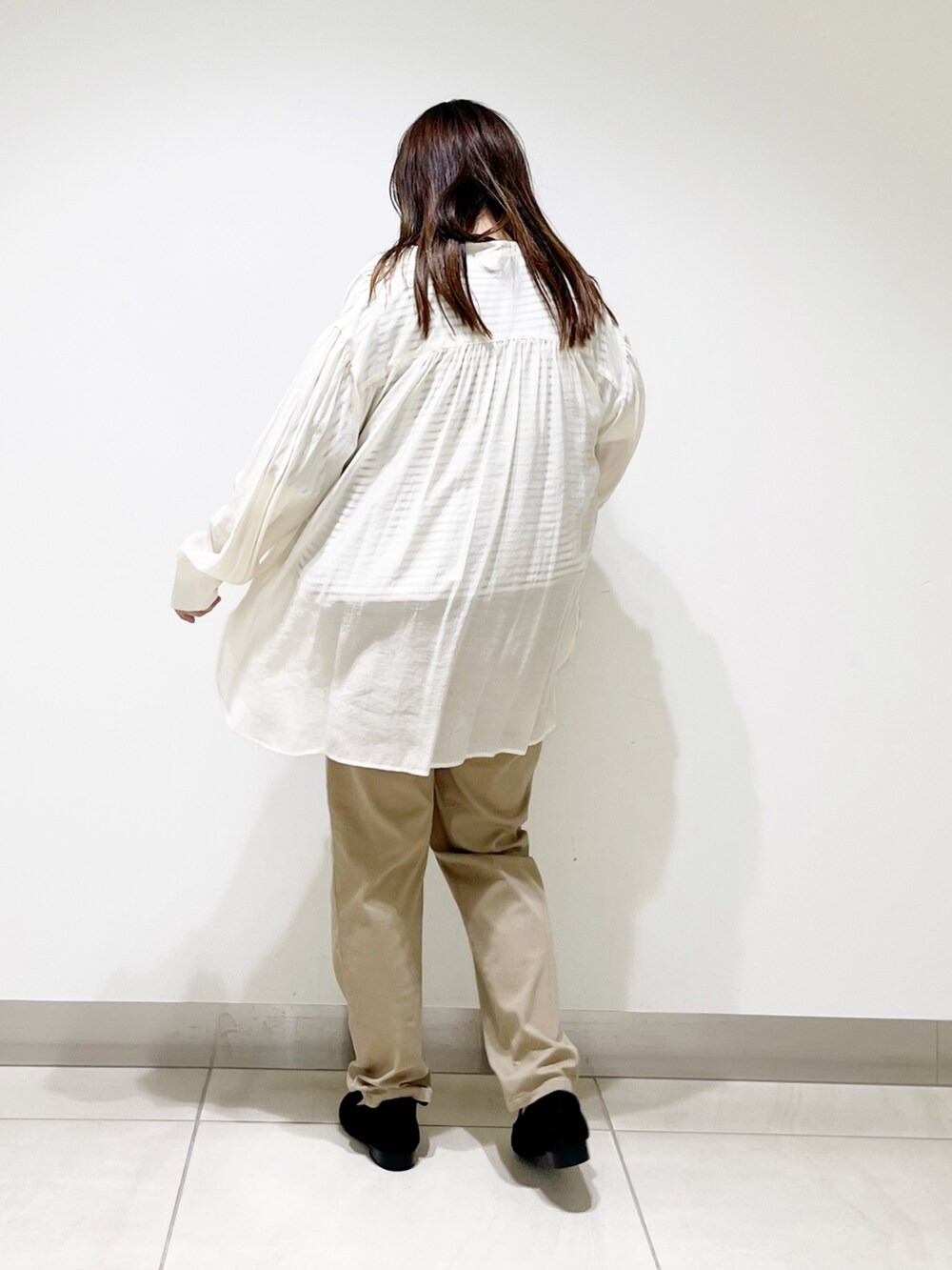 ホワイト系のTシャツ/カットソー、ベージュ系のその他パンツ、グレー系のハンドバッグを着用したレディースの夏コーディネートの8枚目の写真