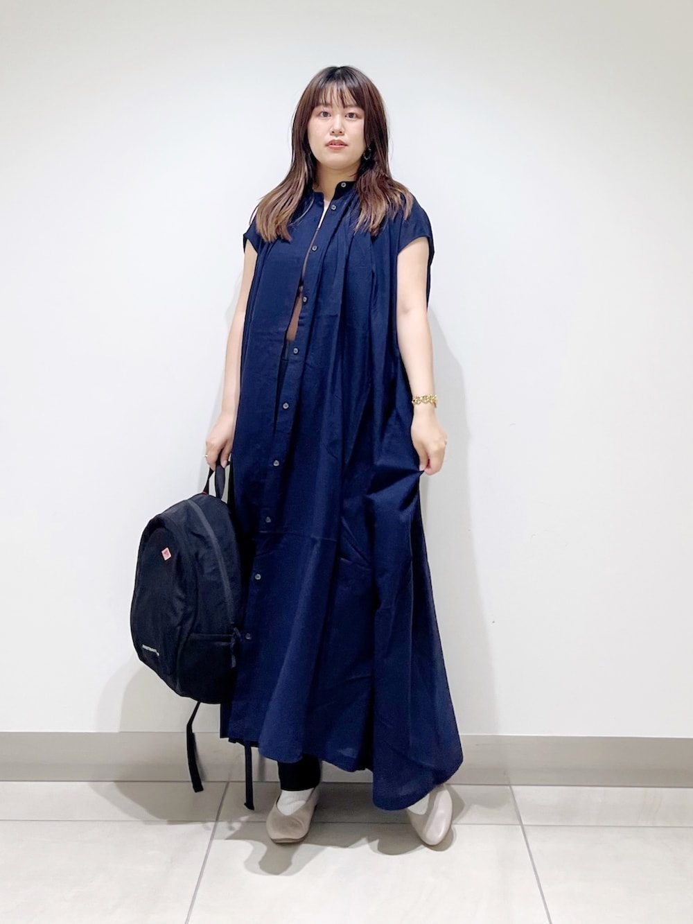 ブラック系のその他パンツ、ブルー系のワンピース、ブラウン系のタンクトップを着用したレディースの夏コーディネートの5枚目の写真