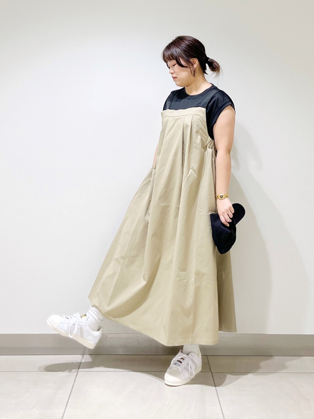 ブラック系のTシャツ/カットソー、ベージュ系のワンピース、ホワイト系のスニーカーを着用したレディースの春コーディネートの3枚目の写真