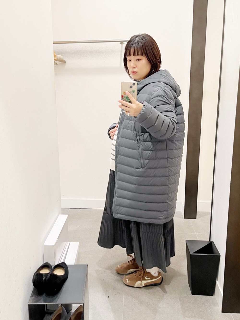 グレー系のその他アウター、グレー系のニット/セーター、グレー系のスカートを着用したレディースの秋コーディネートの2枚目の写真