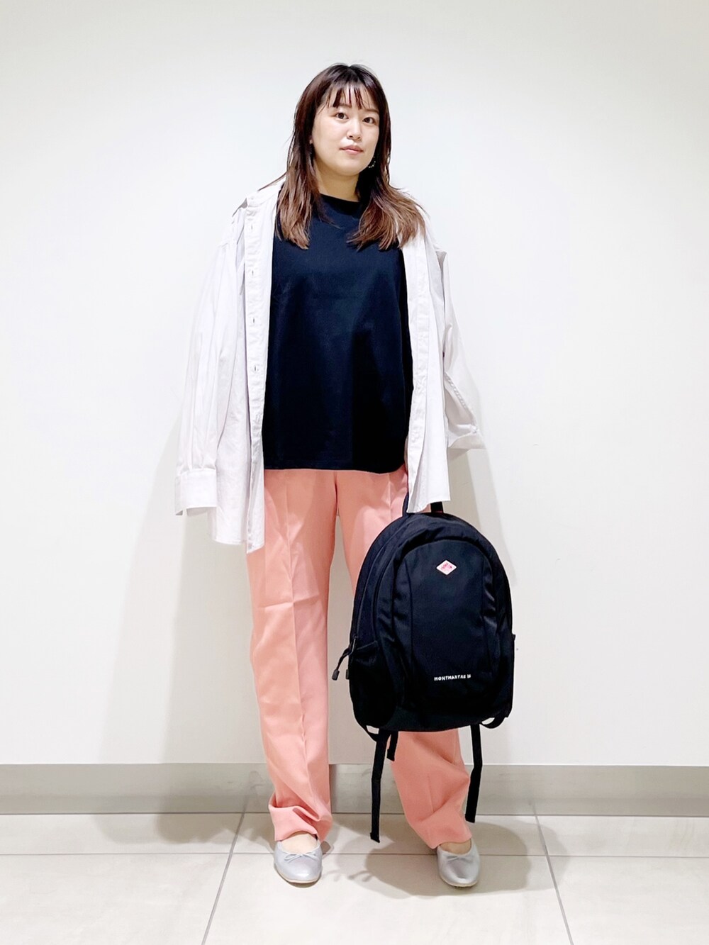 ブラック系のTシャツ/カットソー、ベージュ系のシャツ/ブラウス、ブラック系のバックパック/リュックを着用したレディースの夏コーディネートの10枚目の写真