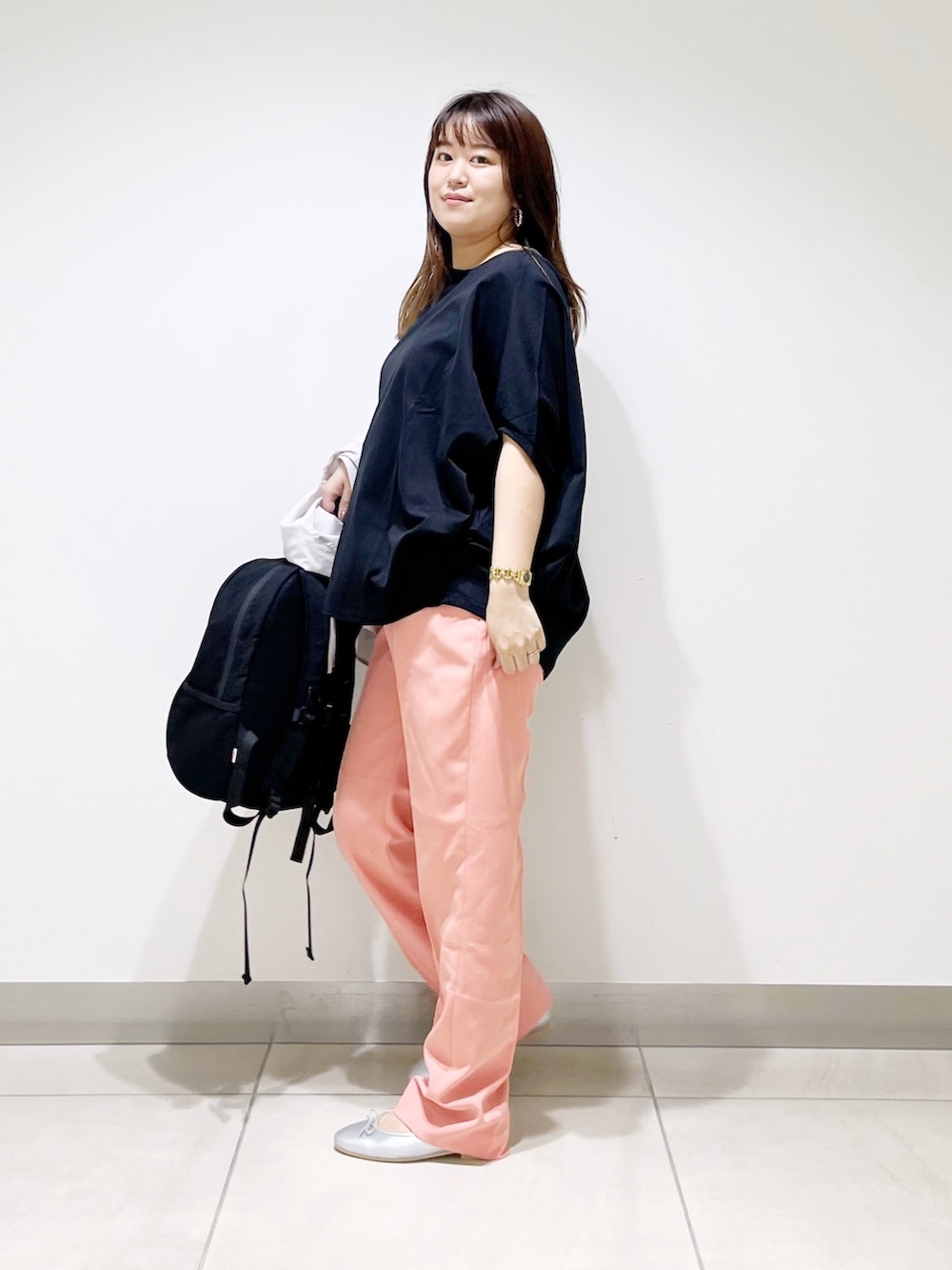 ブラック系のTシャツ/カットソー、ベージュ系のシャツ/ブラウス、ブラック系のバックパック/リュックを着用したレディースの夏コーディネートの8枚目の写真