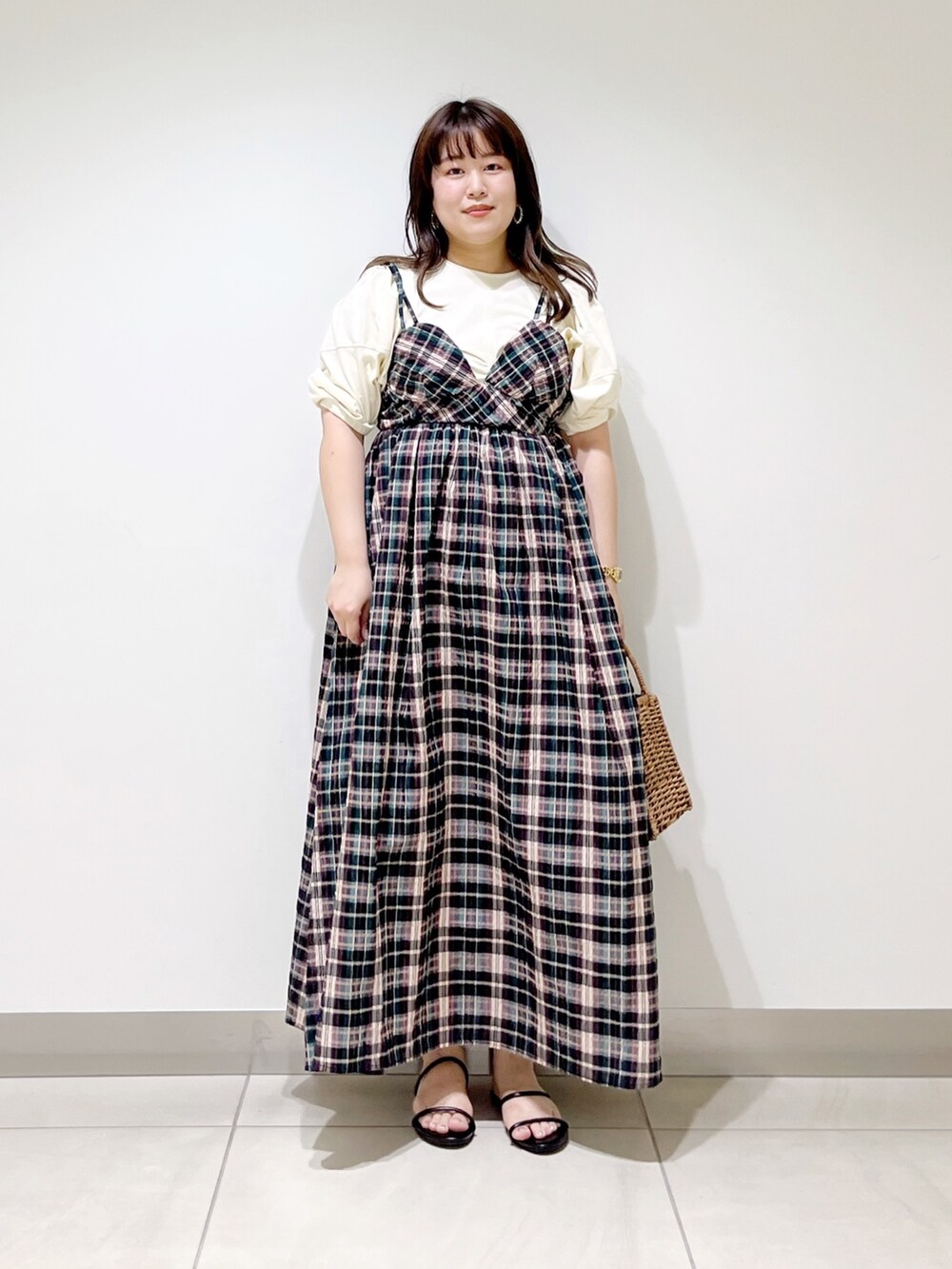 ブルー系のワンピース、ホワイト系のTシャツ/カットソー、ブラック系のサンダルを着用したレディースの春コーディネートの6枚目の写真