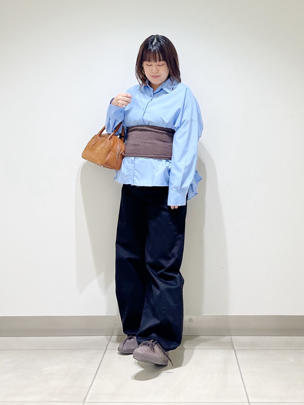 ブルー系のシャツ/ブラウス、ブラウン系のその他トップス、ブラウン系のショルダーバッグを着用したレディースの秋コーディネートの10枚目の写真