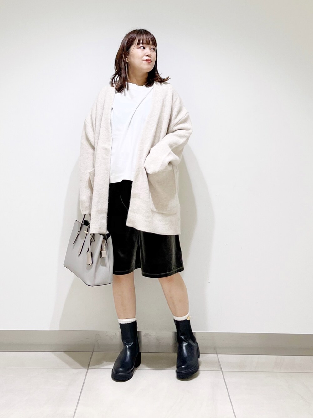 ホワイト系のカーディガン/ボレロ、ホワイト系のトップス、グリーン系のその他パンツを着用したレディースの秋コーディネートの10枚目の写真