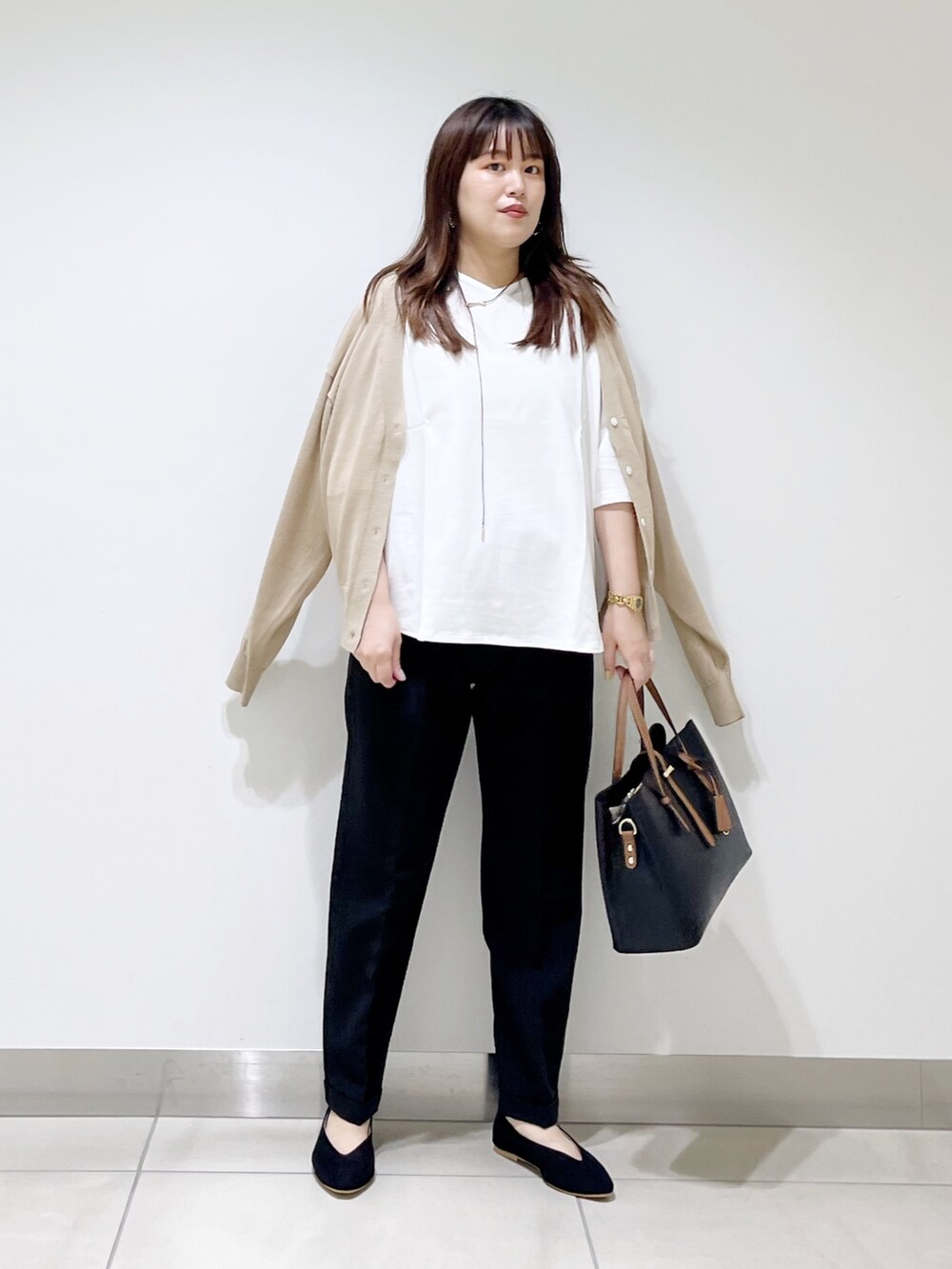 ホワイト系のTシャツ/カットソー、ベージュ系のカーディガン/ボレロ、ブルー系のパンツを着用したレディースの夏コーディネートの10枚目の写真