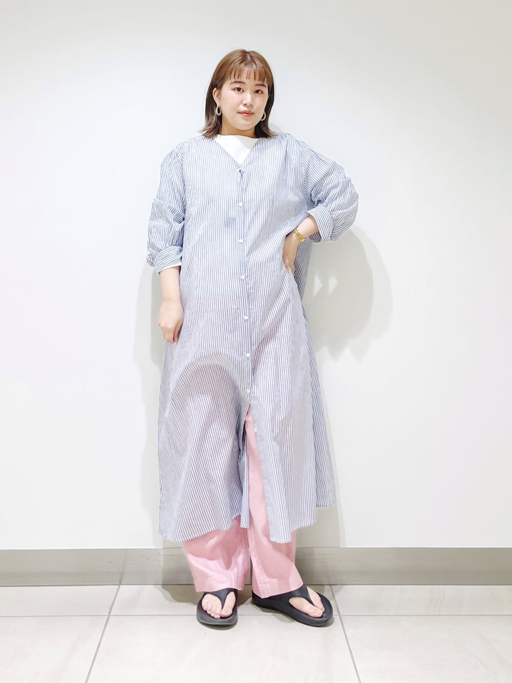 ブルー系のワンピース、ブラック系のサンダル、ピンク系のその他パンツを着用したレディースの春コーディネートの3枚目の写真