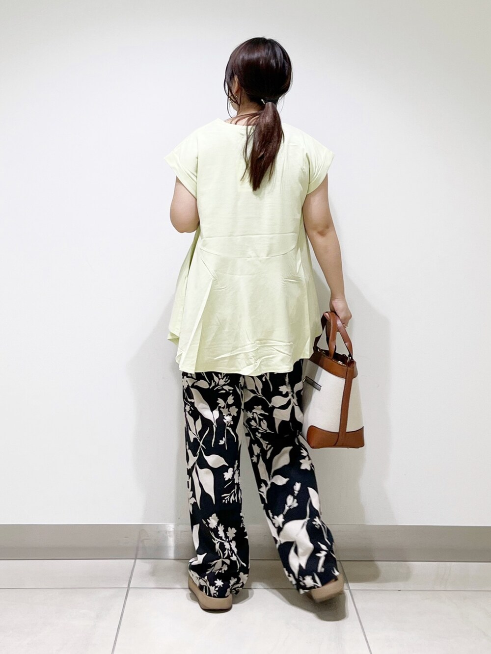 グリーン系のTシャツ/カットソー、ブラック系のその他パンツ、ブラウン系のバッグを着用したレディースの夏コーディネートの7枚目の写真