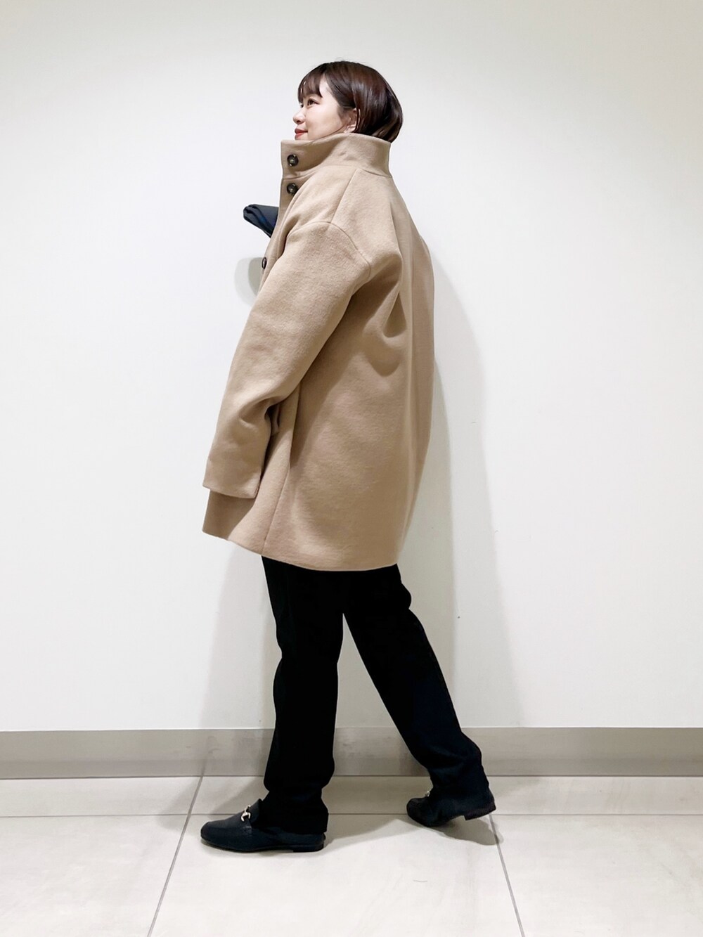 ベージュ系のその他アウター、ベージュ系のニット/セーター、ブラック系のその他パンツを着用したレディースの冬コーディネートの5枚目の写真