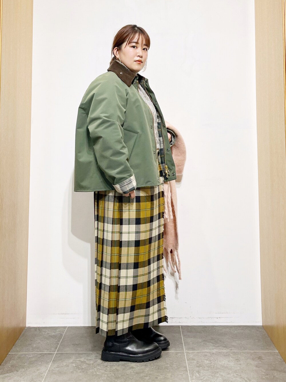 グリーン系のその他アウター、ベージュ系のニット/セーター、ベージュ系のスカートを着用したレディースの秋コーディネートの5枚目の写真