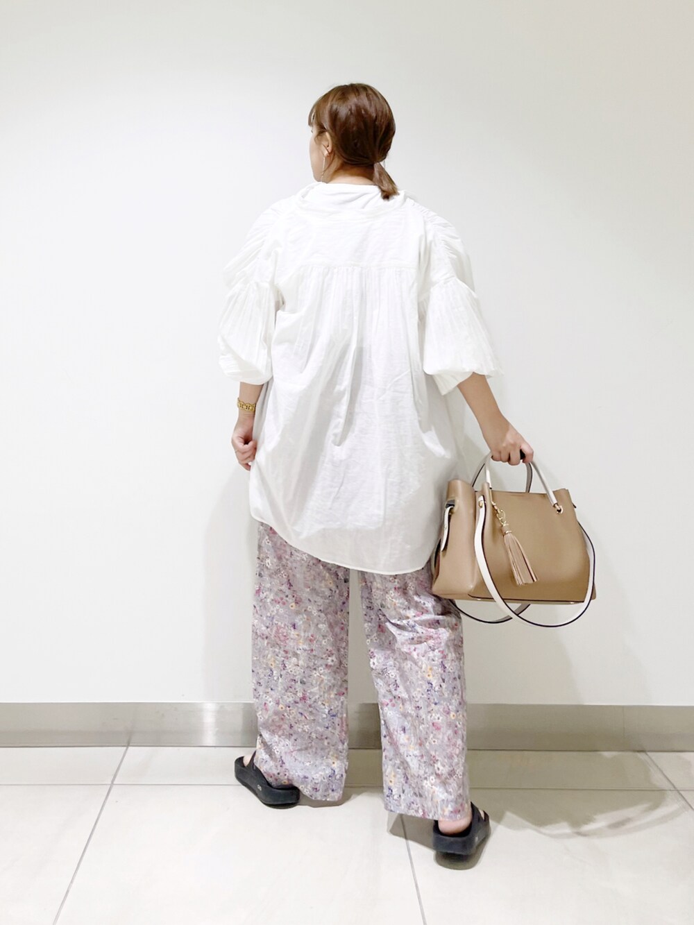 ホワイト系のシャツ/ブラウス、イエロー系のトートバッグ、レッド系のTシャツ/カットソーを着用したレディースの春コーディネートの3枚目の写真