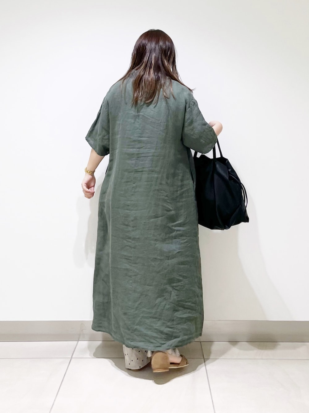 グリーン系のワンピース、ブラック系のトートバッグ、ベージュ系のその他パンツを着用したレディースの夏コーディネートの4枚目の写真