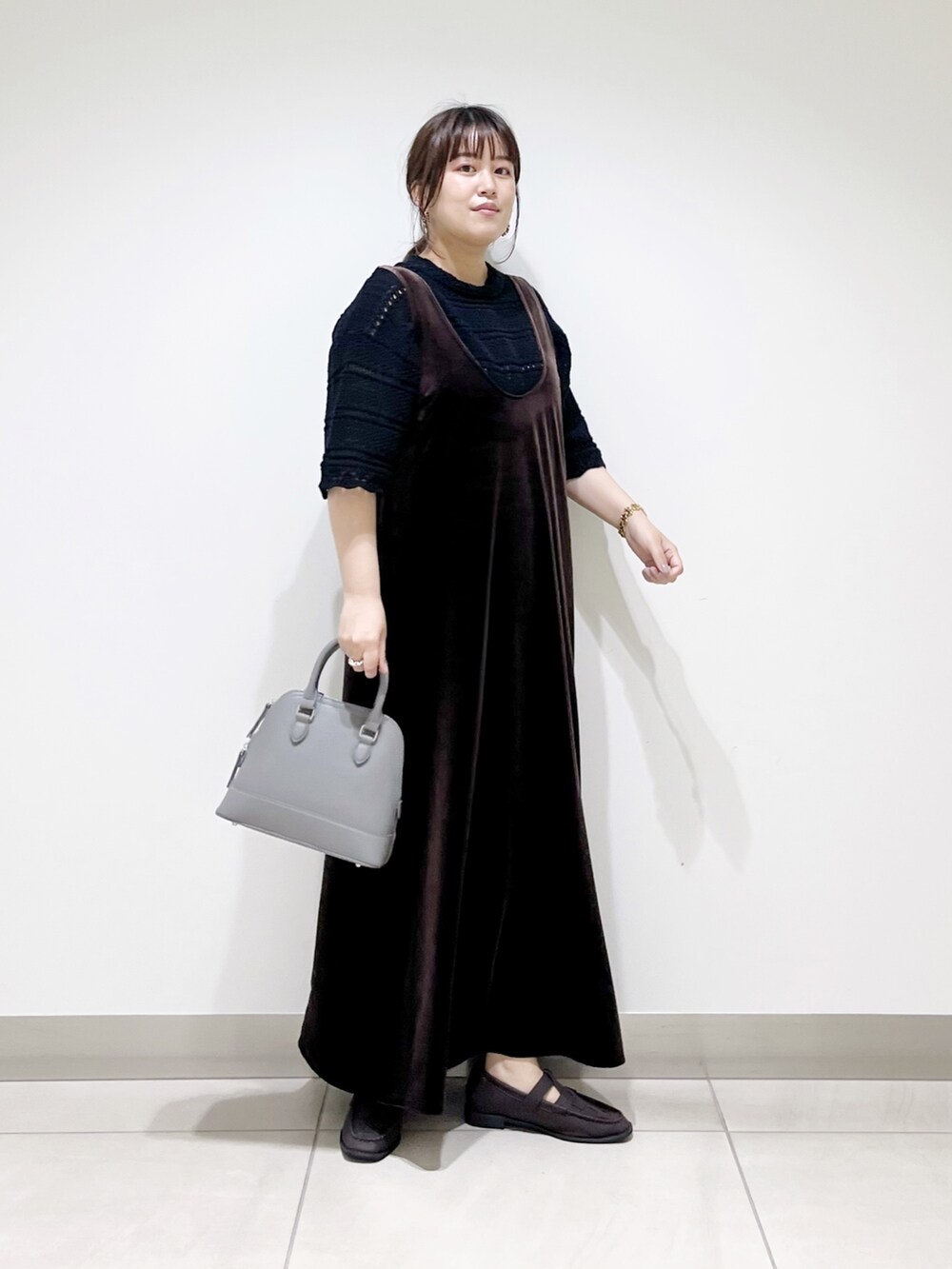 ブラウン系のワンピース/ドレス、ブラック系のニット/セーター、グレー系のショルダーバッグを着用したレディースの夏コーディネートの4枚目の写真