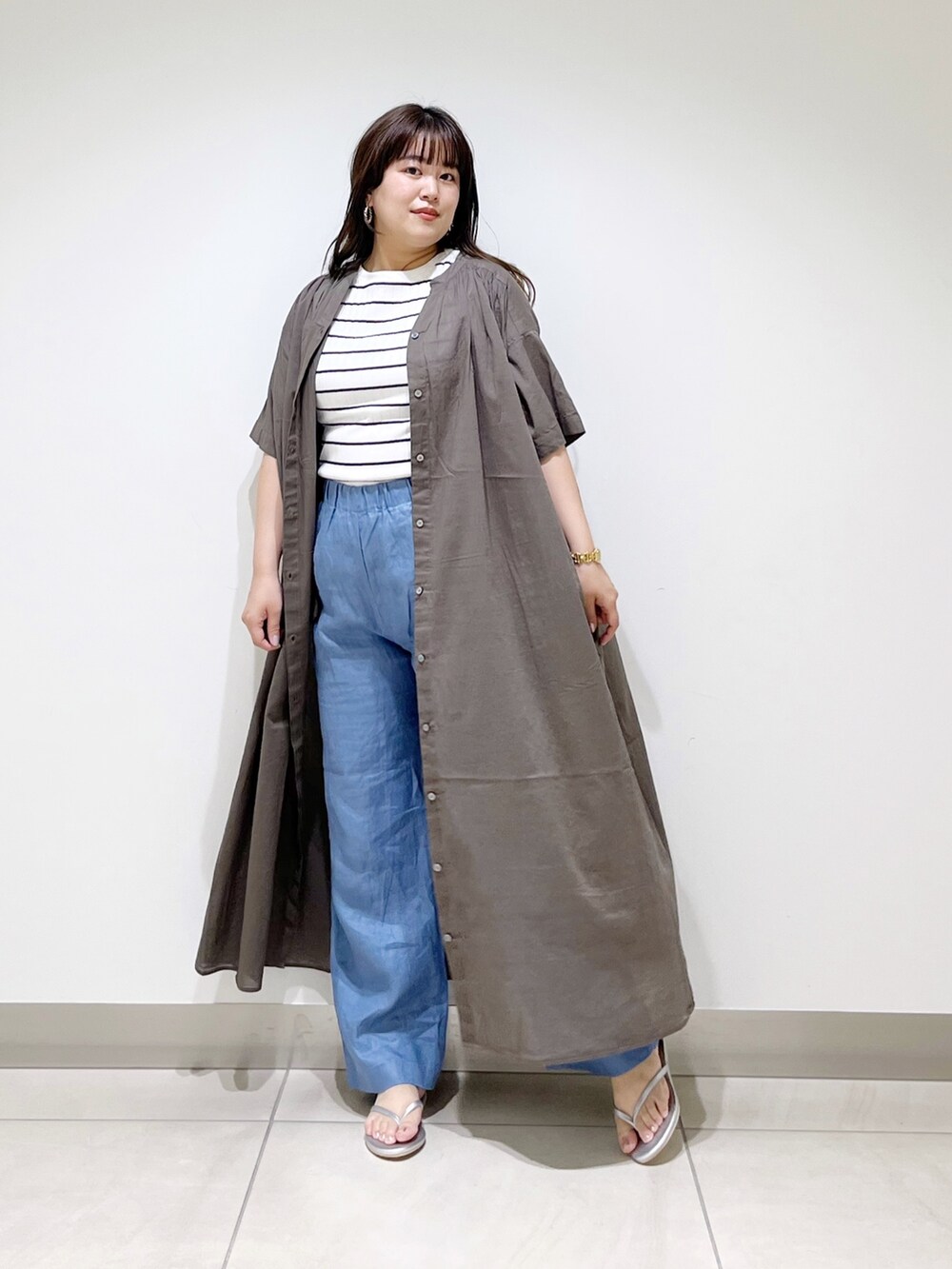 ブルー系のその他パンツ、ホワイト系のTシャツ/カットソー、グリーン系のワンピースを着用したレディースの夏コーディネートの9枚目の写真