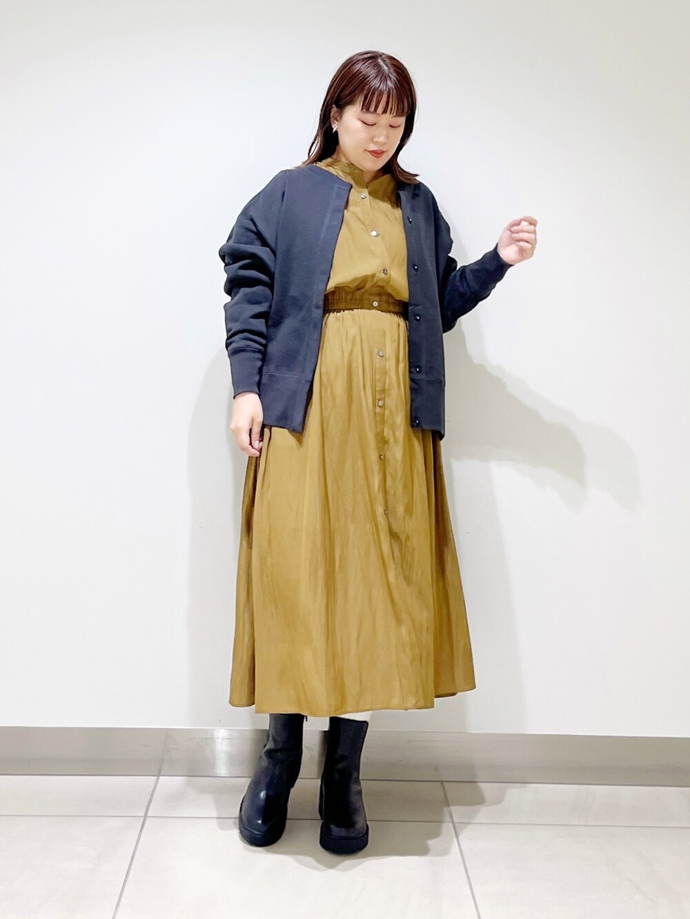 グリーン系のワンピース、その他のトップス、ブラック系のブーツを着用したレディースの秋コーディネートの6枚目の写真