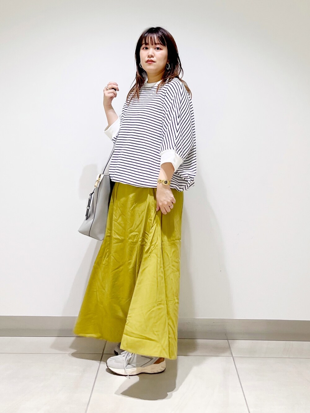 その他のスカート、グレー系のスニーカー、グレー系のトートバッグを着用したレディースの夏コーディネートの2枚目の写真