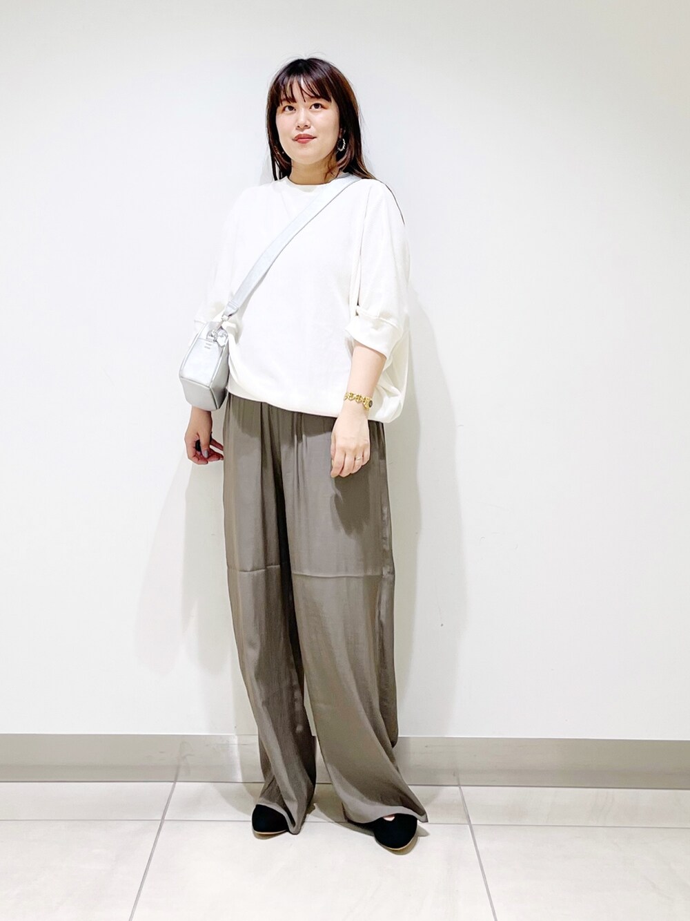 ホワイト系のTシャツ/カットソー、シルバー系のショルダーバッグ、ブラウン系のその他パンツを着用したレディースの夏コーディネートの10枚目の写真