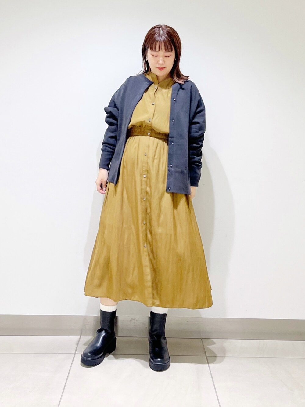 グリーン系のワンピース、その他のトップス、ブラック系のブーツを着用したレディースの秋コーディネートの5枚目の写真