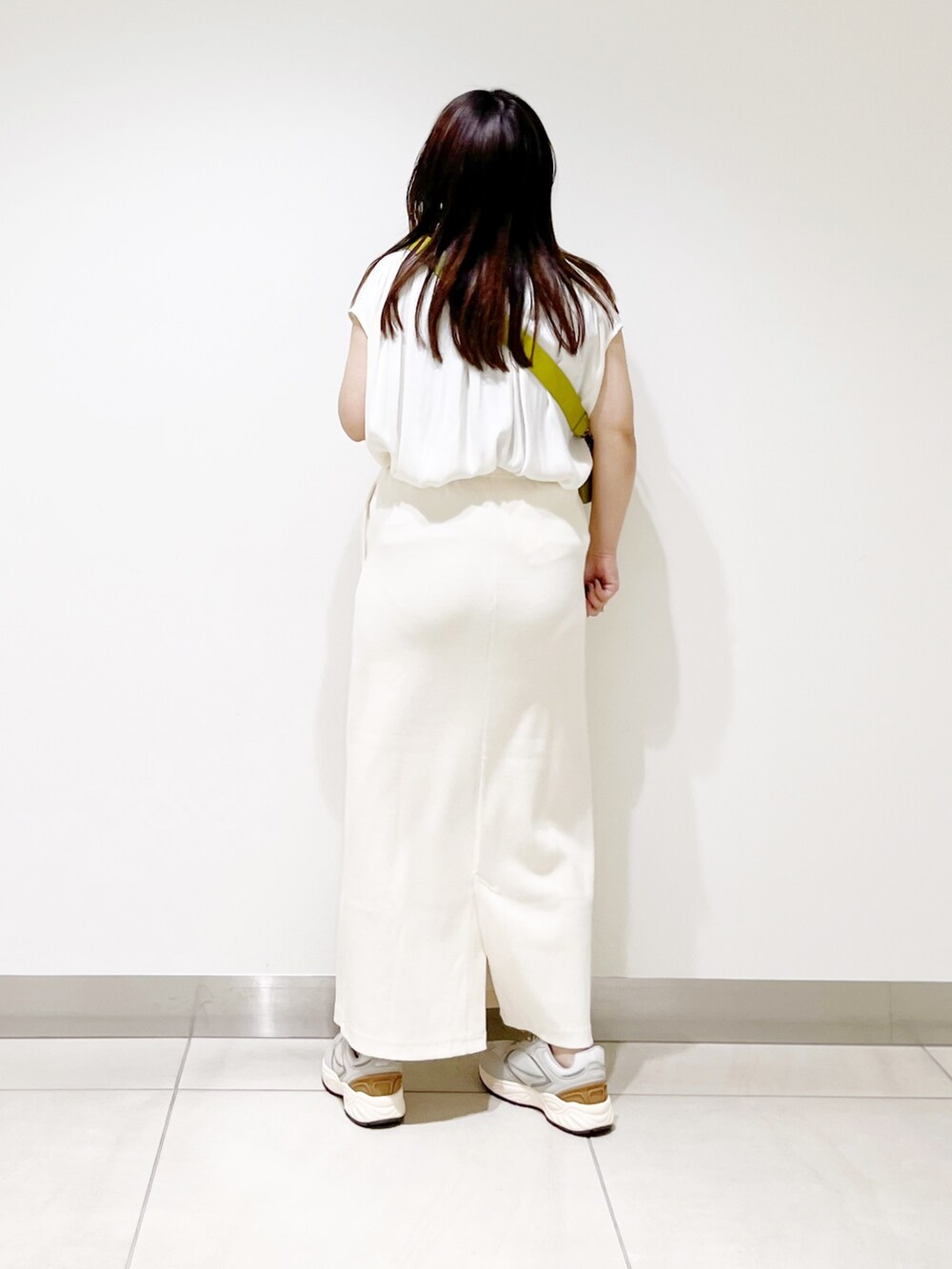 ホワイト系のシャツ/ブラウス、イエロー系のショルダーバッグ、その他のスカートを着用したレディースの夏コーディネートの7枚目の写真