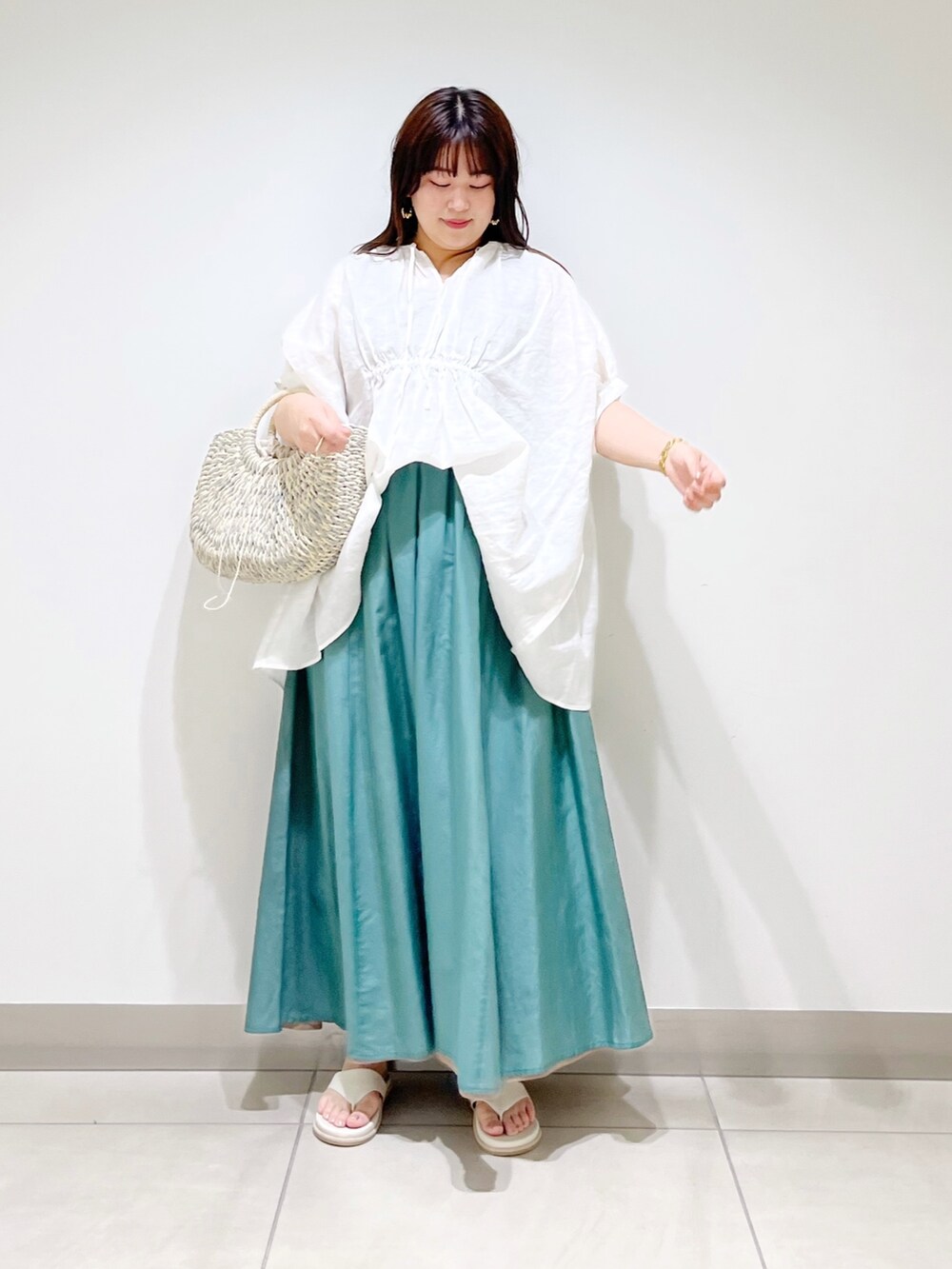 ホワイト系のシャツ/ブラウス、グリーン系のスカート、グレー系のかごバッグを着用したレディースの夏コーディネートの10枚目の写真