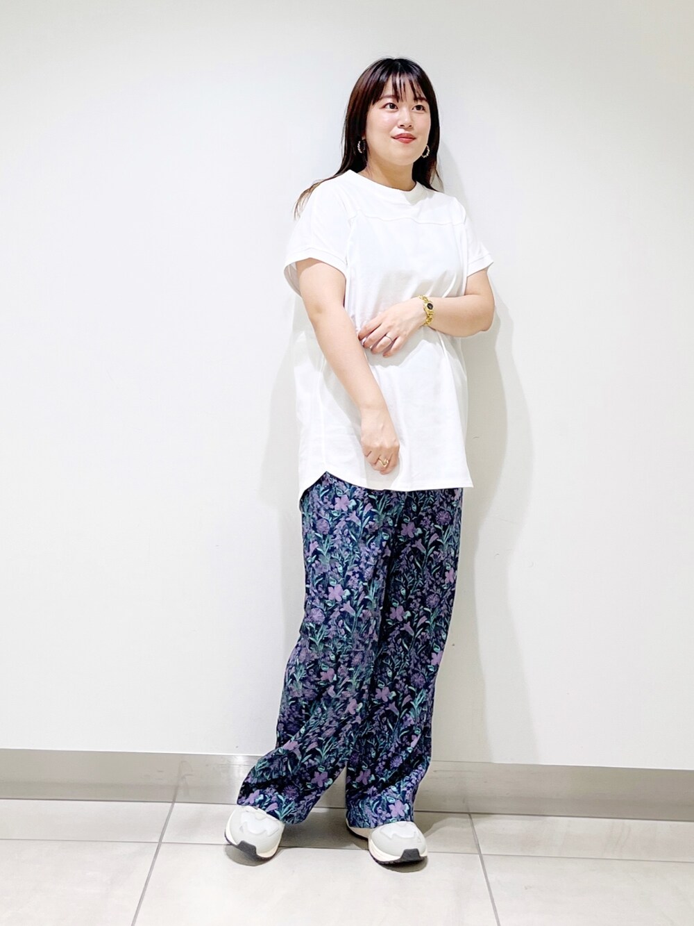 ホワイト系のトップス、ブルー系のその他パンツ、グレー系のスニーカーを着用したレディースの夏コーディネートの5枚目の写真