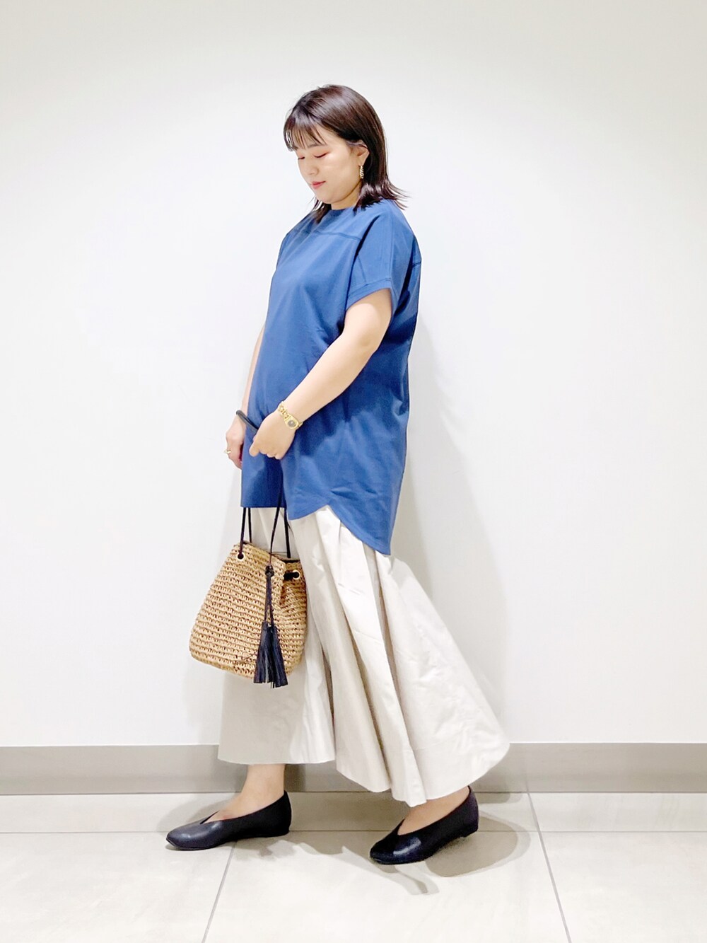 ブルー系のTシャツ/カットソー、ベージュ系のショルダーバッグ、ブラック系のパンプスを着用したレディースの夏コーディネートの5枚目の写真
