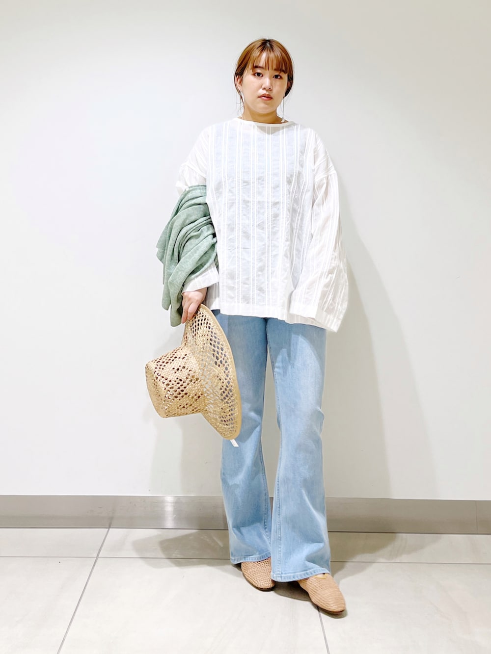 ホワイト系のシャツ/ブラウス、ブルー系のデニムパンツ、イエロー系のサンダルを着用したレディースの春コーディネートの2枚目の写真