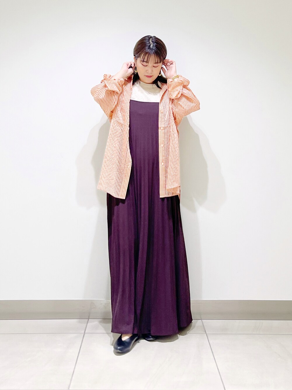 ブラウン系のシャツ/ブラウス、ブラウン系のワンピース、ブラック系のパンプスを着用したレディースの夏コーディネートの2枚目の写真