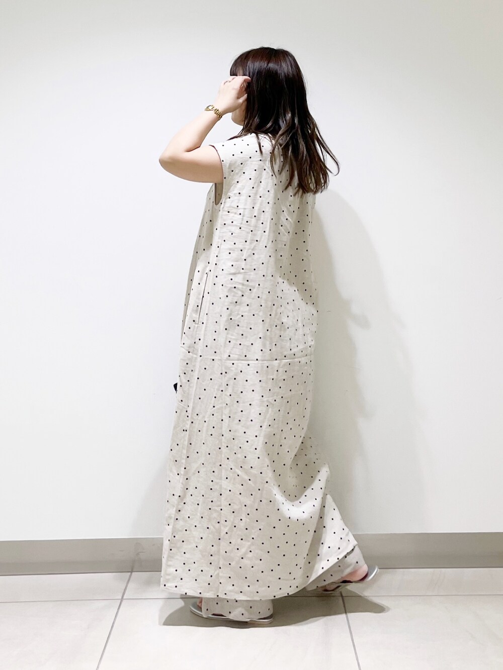 ベージュ系のワンピース、ベージュ系のその他パンツ、ブラック系のトートバッグを着用したレディースの夏コーディネートの3枚目の写真