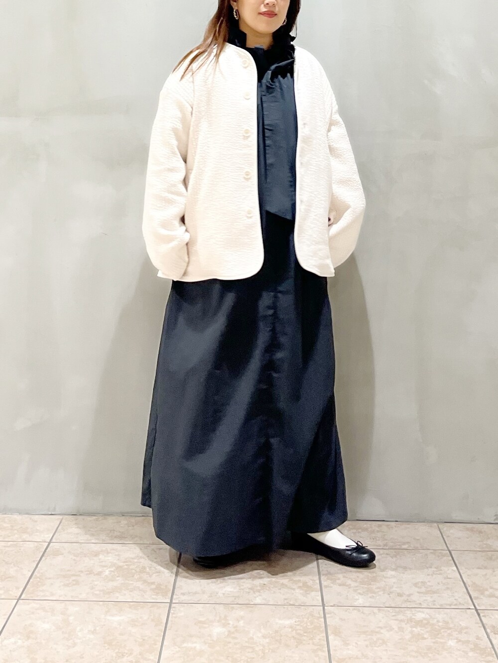 ホワイト系のノーカラージャケット、ブラック系のワンピース/ドレス、ブラック系のバレエシューズを着用したレディースの夏コーディネートの8枚目の写真