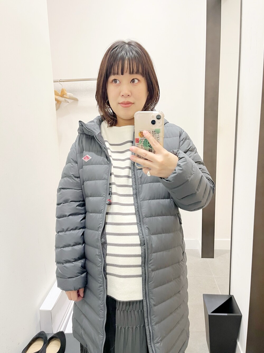 グレー系のその他アウター、グレー系のニット/セーター、グレー系のスカートを着用したレディースの秋コーディネートの3枚目の写真