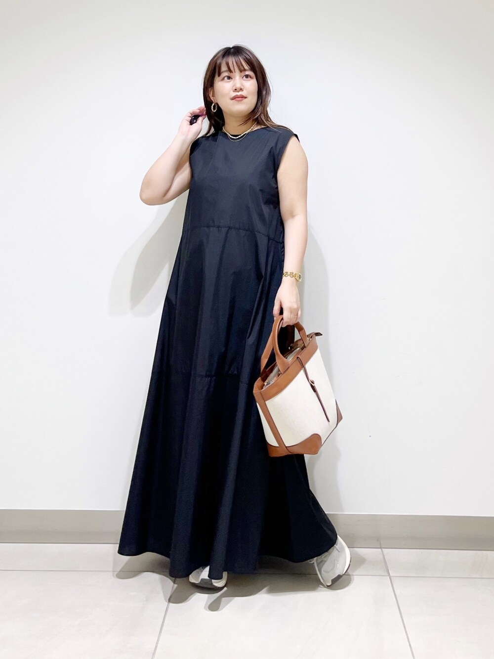 ブラック系のワンピース/ドレス、イエロー系のトートバッグ、グレー系のスニーカーを着用したレディースの夏コーディネートの9枚目の写真