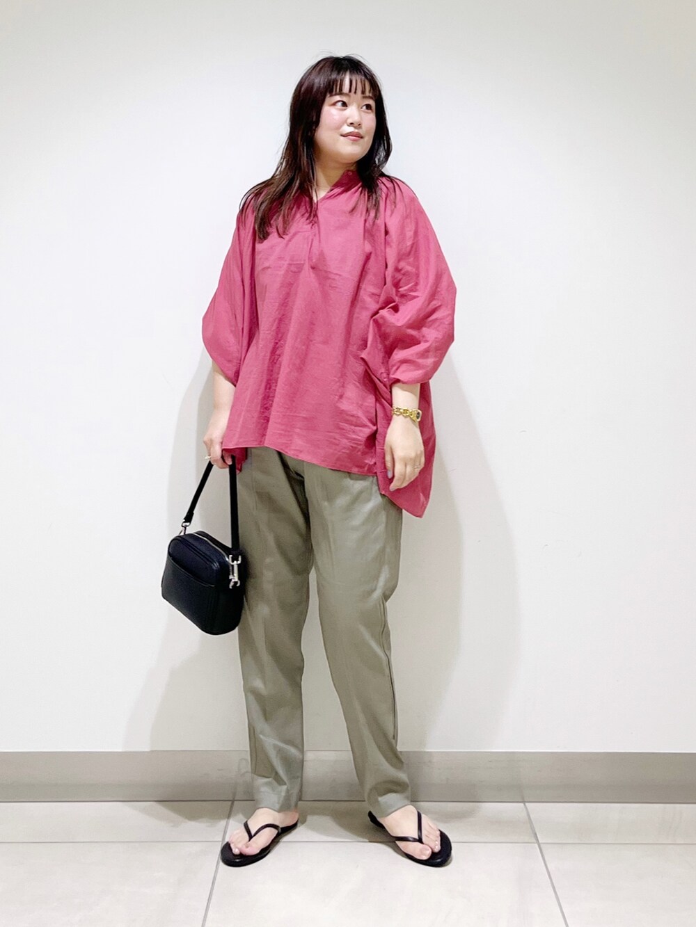 ピンク系のシャツ/ブラウス、グリーン系のその他パンツ、ブラック系のショルダーバッグを着用したレディースの夏コーディネートの10枚目の写真