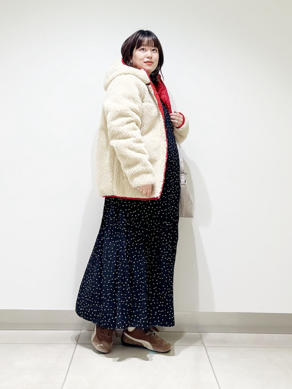 レッド系のその他アウター、ブラック系のワンピース、グレー系のショルダーバッグを着用したレディースの秋コーディネートの4枚目の写真