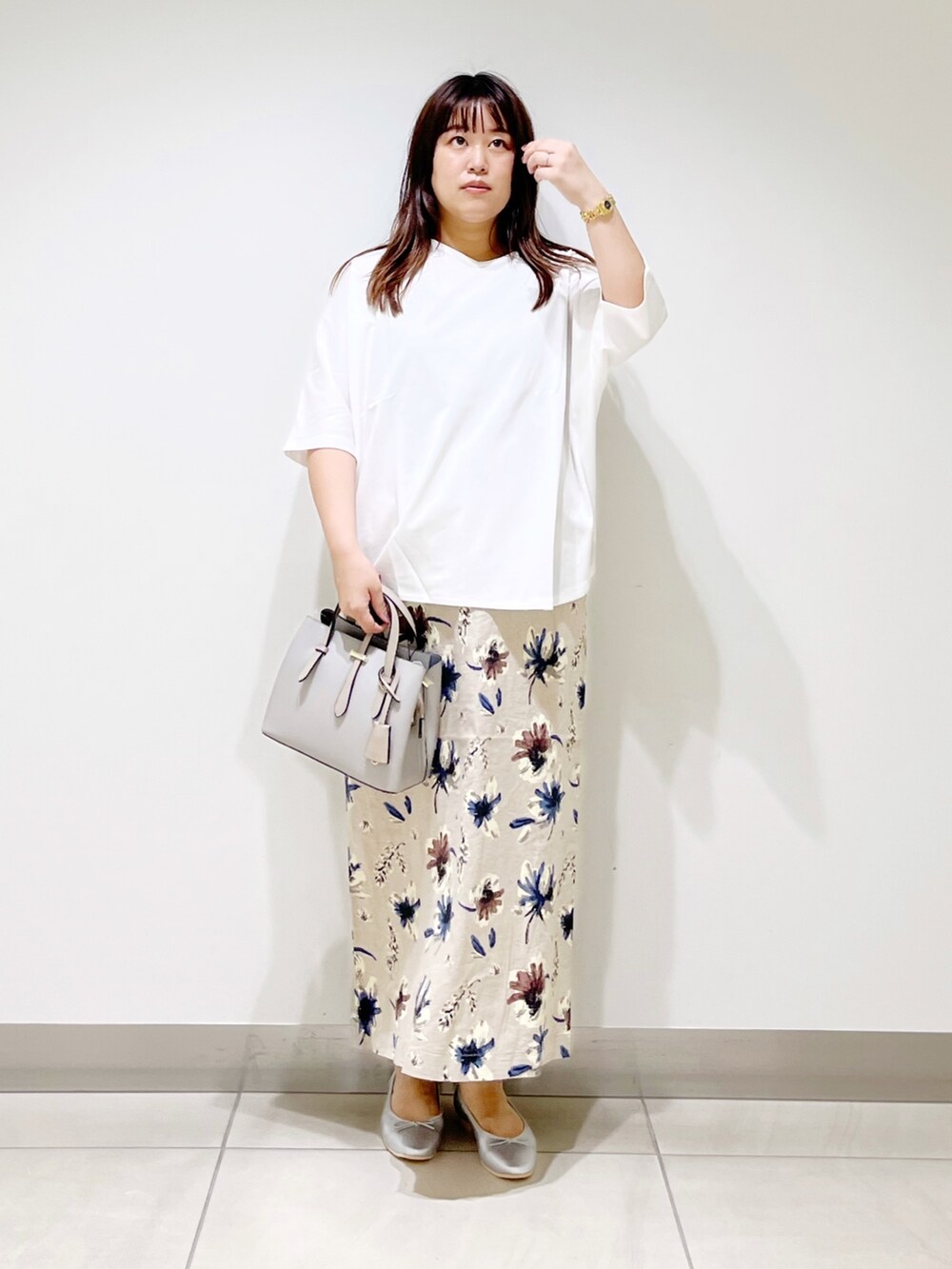 ホワイト系のTシャツ/カットソー、グレー系のトートバッグ、ブルー系のスカートを着用したレディースの夏コーディネートの9枚目の写真