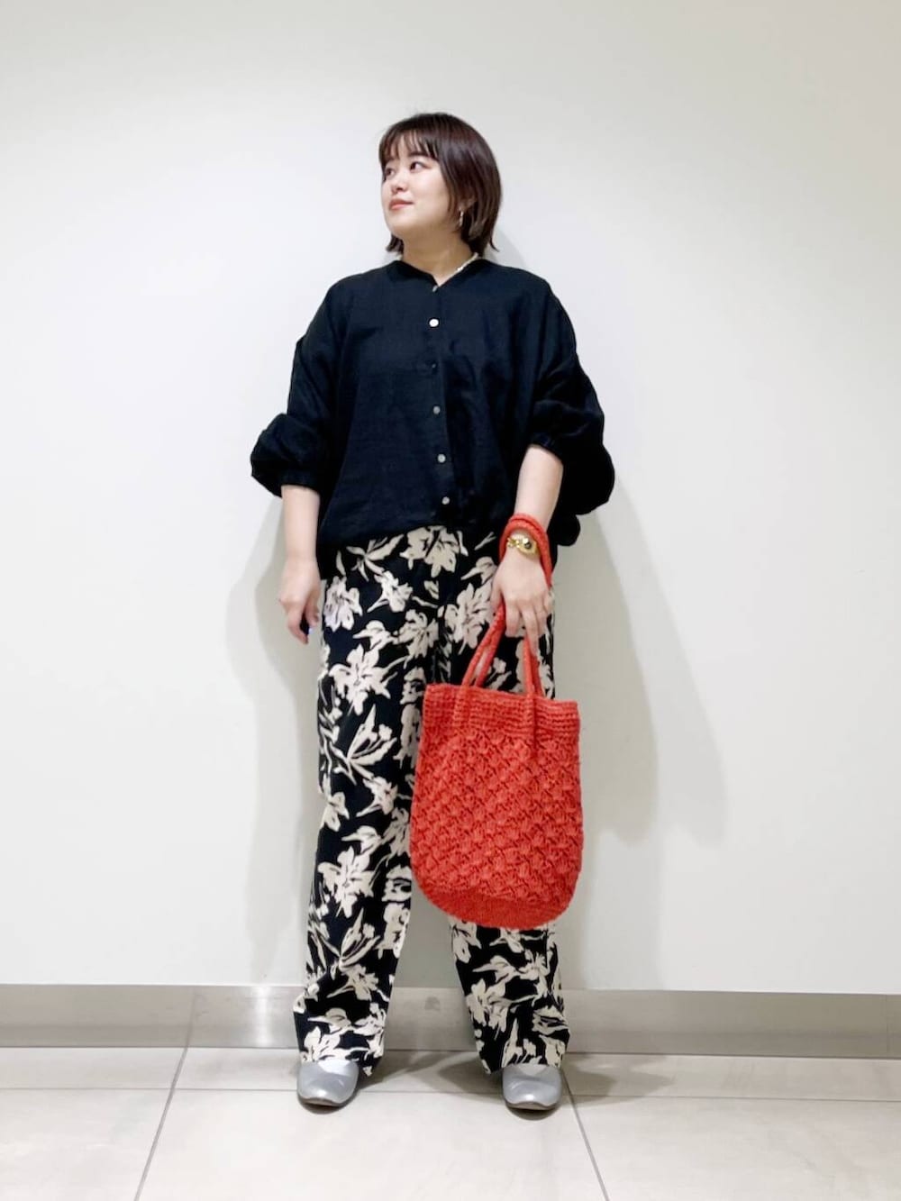 シルバー系のパンプス、ブラック系のその他パンツ、オレンジ系のトートバッグを着用したレディースの春コーディネートの9枚目の写真