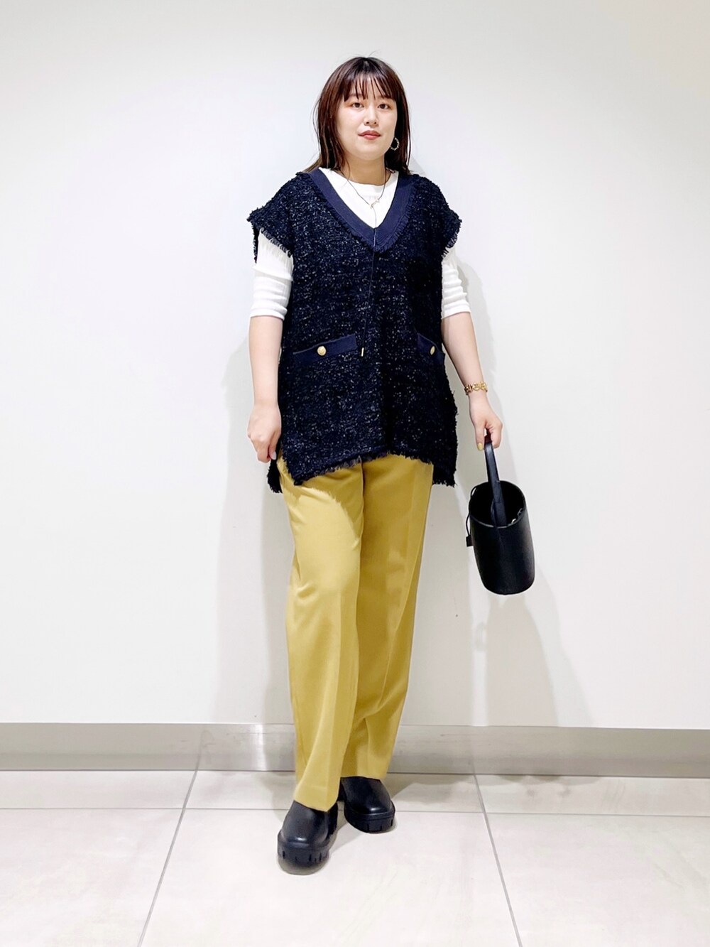 ブラック系のトップス、イエロー系のその他パンツ、ブラック系のショルダーバッグを着用したレディースの夏コーディネートの9枚目の写真