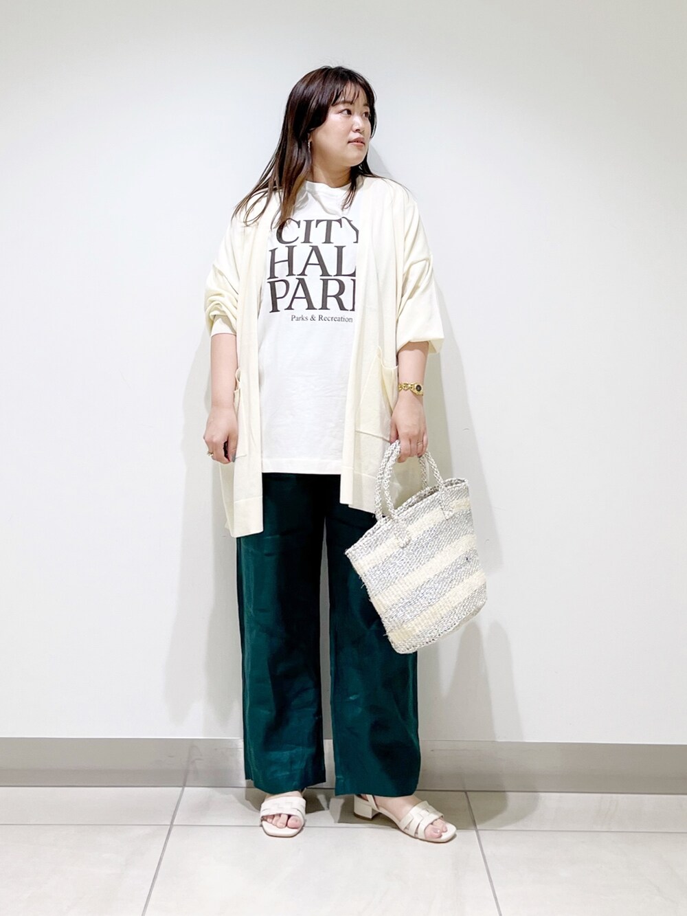 ホワイト系のTシャツ/カットソー、ホワイト系のカーディガン/ボレロ、グリーン系のその他パンツを着用したレディースの春コーディネートの7枚目の写真