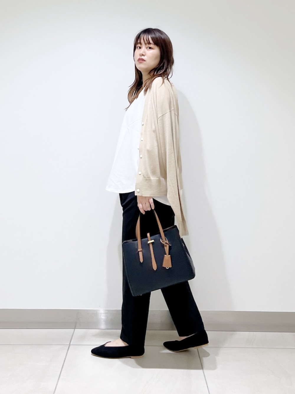 ホワイト系のTシャツ/カットソー、ベージュ系のカーディガン/ボレロ、ブルー系のパンツを着用したレディースの夏コーディネートの8枚目の写真