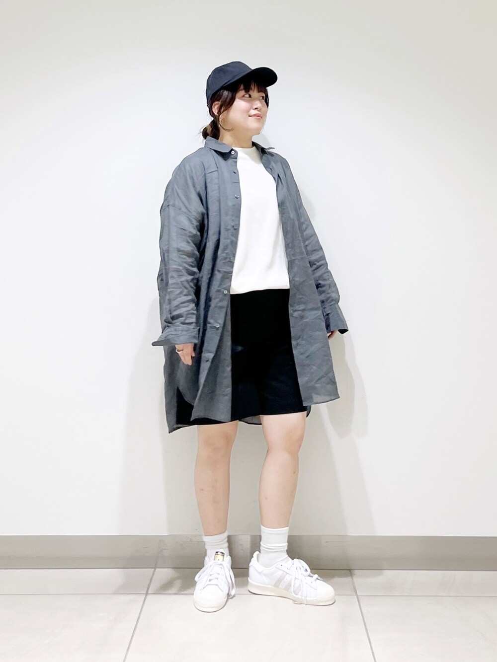 グリーン系のシャツ/ブラウス、ホワイト系のTシャツ/カットソー、ブラック系のその他パンツを着用したレディースの春コーディネートの4枚目の写真