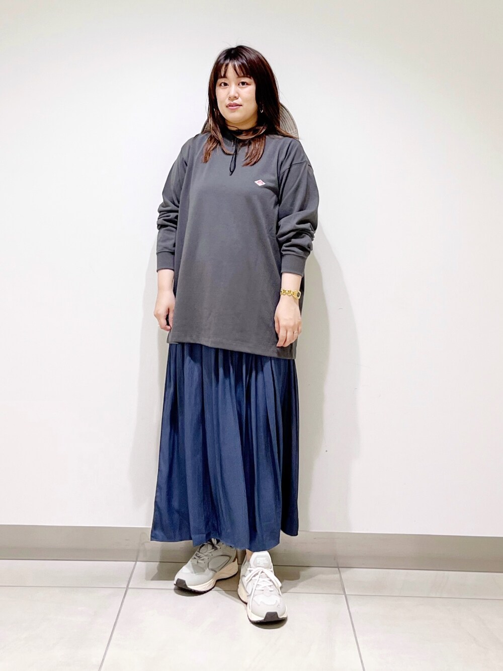 グレー系のTシャツ/カットソー、ブルー系のその他パンツ、グレー系のスニーカーを着用したレディースの夏コーディネートの8枚目の写真