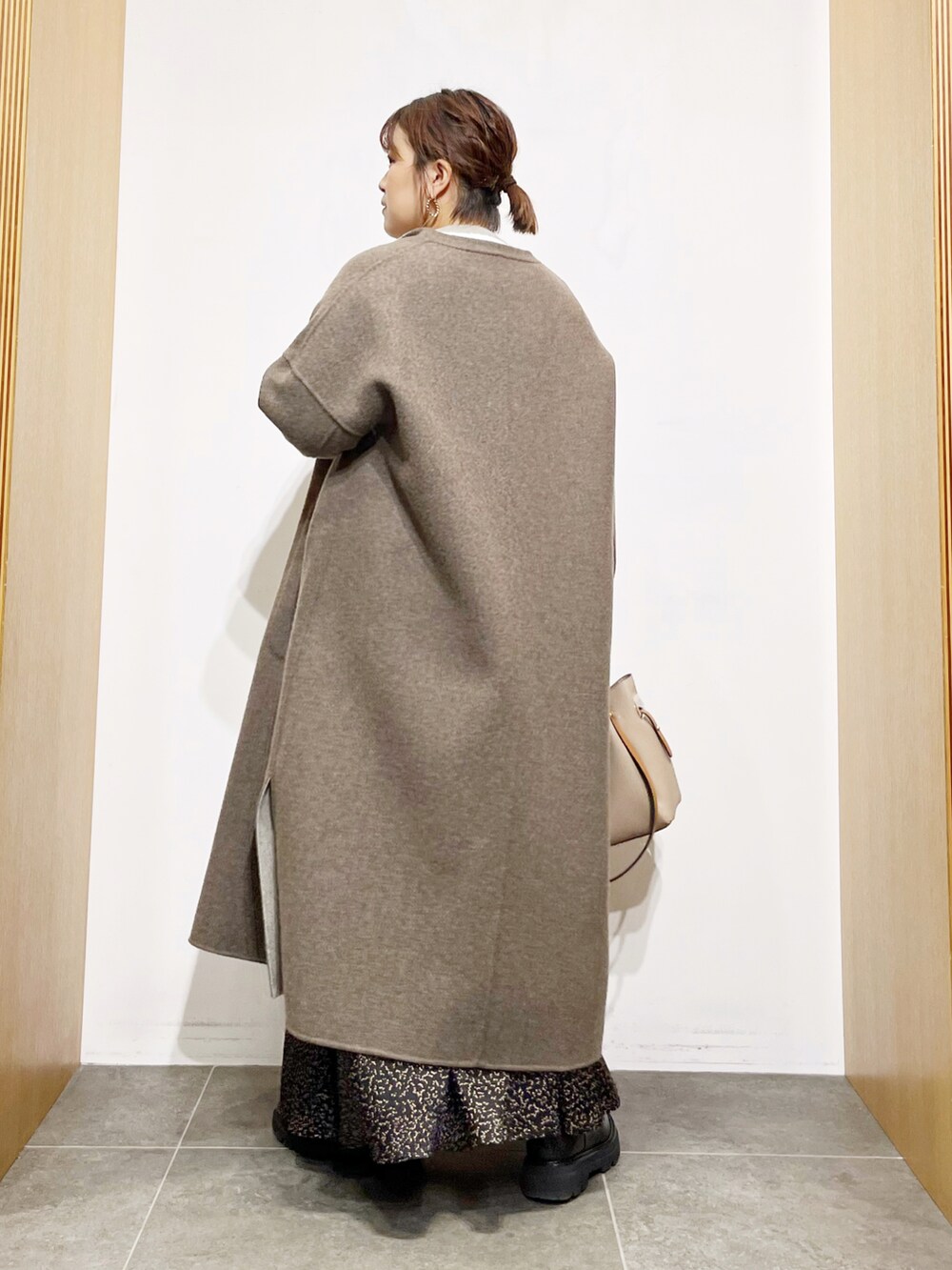 グレー系のその他アウター、ブラック系のワンピース、ベージュ系のトートバッグを着用したレディースの秋コーディネートの5枚目の写真