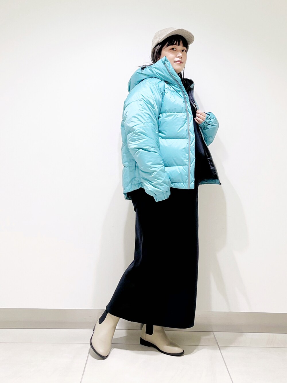 ブルー系のダウンジャケット/コート、ブルー系のTシャツ/カットソー、ブルー系のスカートを着用したレディースの冬コーディネートの4枚目の写真