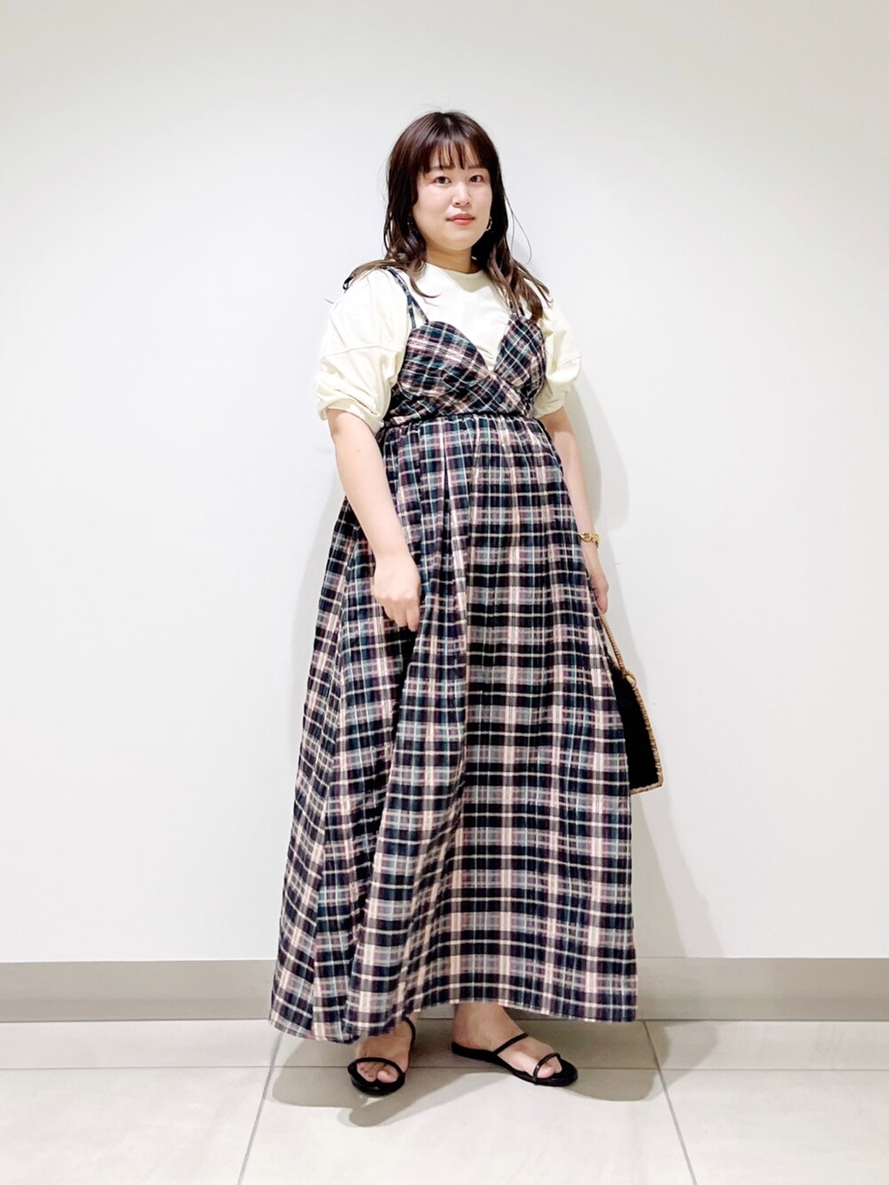 ブルー系のワンピース、ホワイト系のTシャツ/カットソー、ブラック系のサンダルを着用したレディースの春コーディネートの4枚目の写真