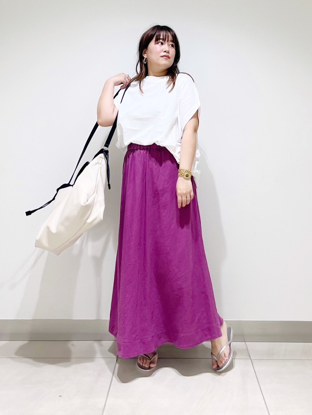 ホワイト系のTシャツ/カットソー、パープル系のスカート、ホワイト系のトートバッグを着用したレディースの夏コーディネートの4枚目の写真